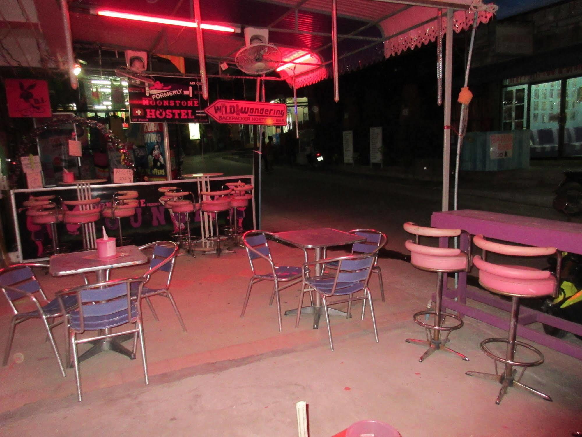 Wild & Wandering Backpacker Hostel & Bar Haad Rin Exterior photo