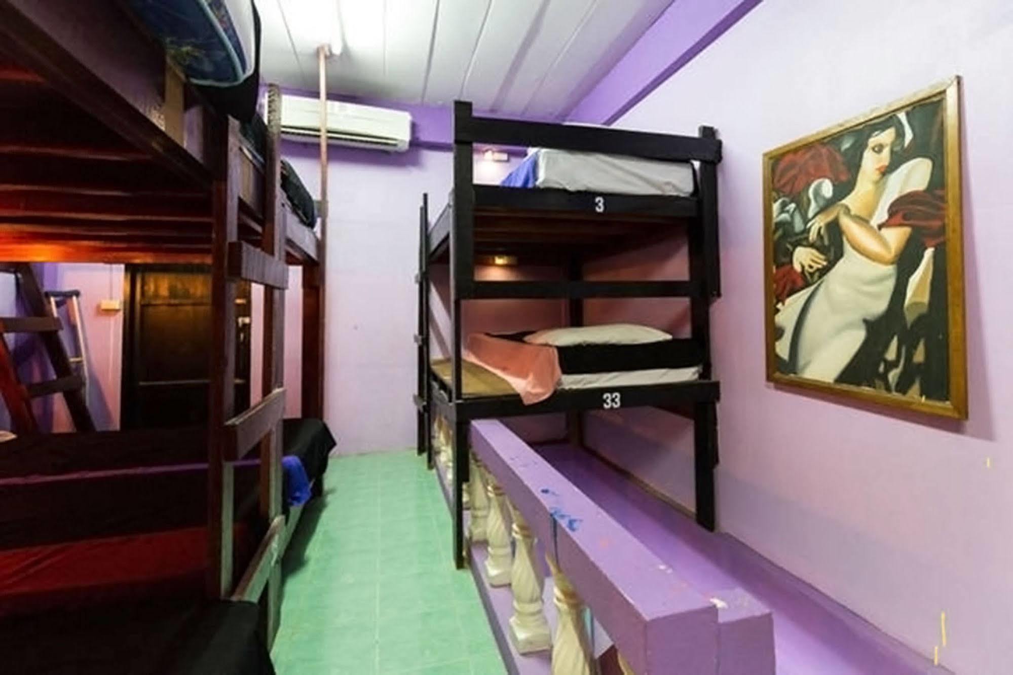 Wild & Wandering Backpacker Hostel & Bar Haad Rin Exterior photo